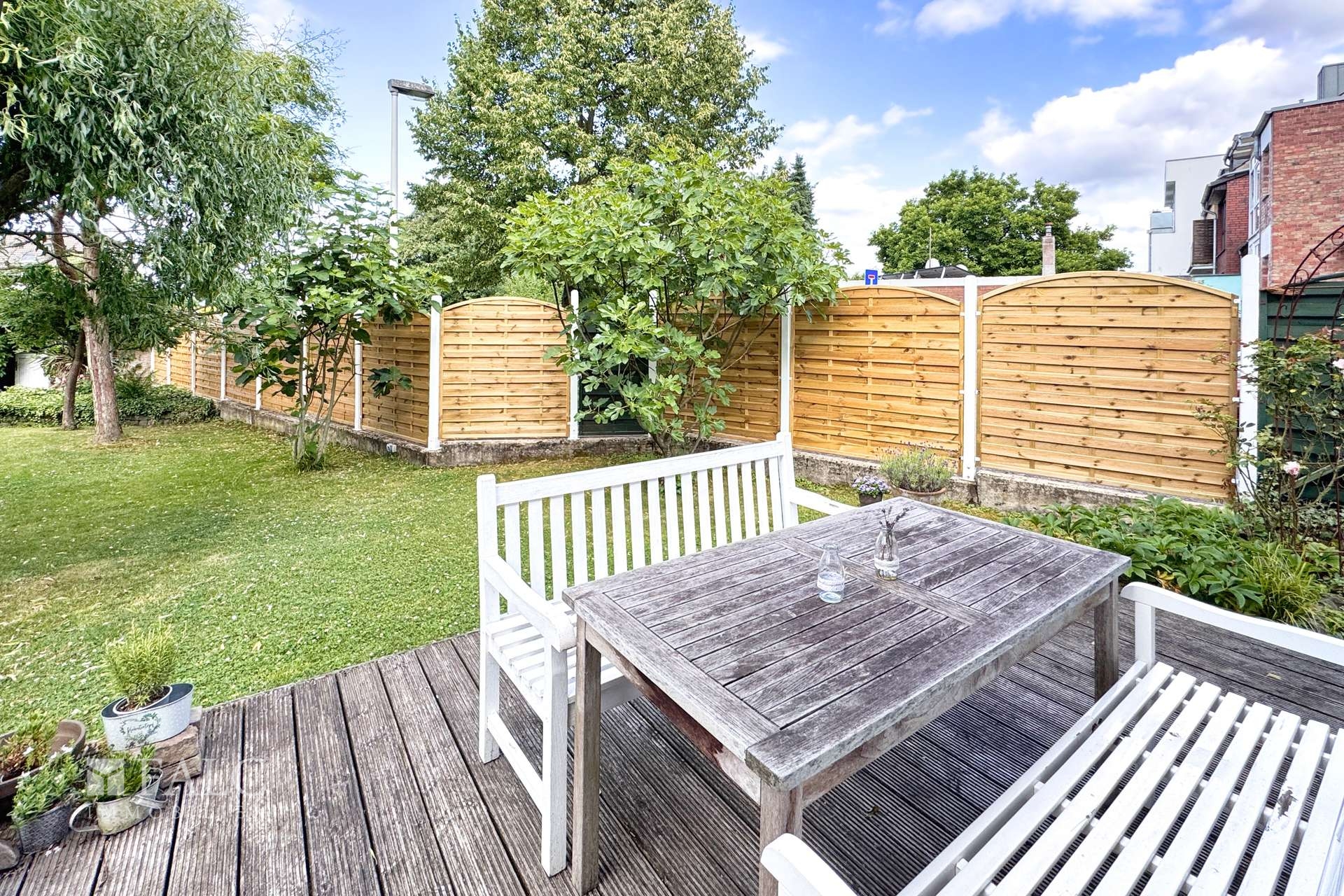Terrasse mit Garten